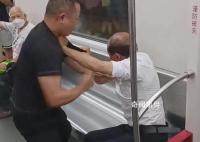大叔和大爷抢占座位被乘客捶脸 网友对此看法不一