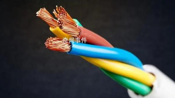 杭州一居民家门口地面有80℃ 挖了两个半小时发现下面埋着电缆