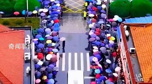 毛坦厂中学88辆大巴送考 万人助威