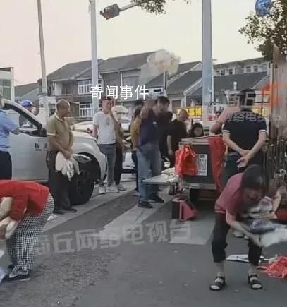 男子摆摊遭劝离把货物扔地上任人捡 引发了人们对社会底层生活的深思