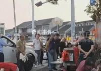 男子摆摊遭劝离把货物扔地上任人捡 引发了人们对社会底层生活的深思