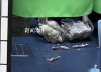 米线门店回应员工脚踩鸡肉解冻 已经对涉事员工作出相应惩罚了