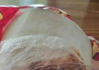 大润发当天上架的椰子变质发黑 底部布满了大量霉菌