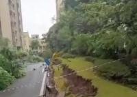 官方通报重庆一小区地面沉降下陷 险情系连日强降雨导致土体饱和
