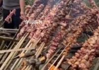 广西烧烤竹签长1米8 这种烧烤主要是宴请客人摆酒席的时候才会做