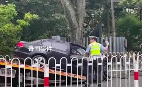 上海男子开车闯红灯与3车碰撞 致1死