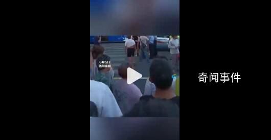 大爷公交车上强吻女孩被围堵 系精神病患者