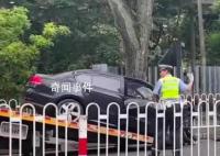 上海男子开车闯红灯与3车碰撞 致1死