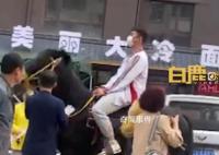 男生骑黑马参加高考 网友：有心了