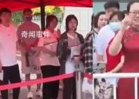 家长穿“红旗袍”图好兆头 祝孩子们取得好成绩