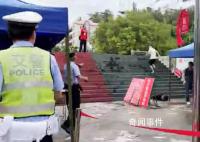 广东一考生着急进考场跑掉洞洞鞋 焦急光脚上台阶跑向考场