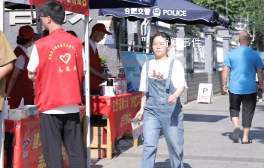 高考第二天 考生井然有序进入考场