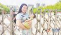 “冻龄”奶奶抱孙子给小儿子送考