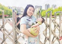 “冻龄”奶奶抱孙子给小儿子送考