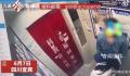 公务员回应搂抱女同事:她心情不好