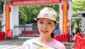 主持人仇晓手捧鲜花迎接儿子下考 迎接新的征程解放啦