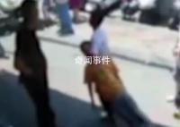 男孩遭同学紧勒脖拖行,警方:嬉闹