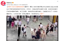 牵手门后太古里街拍依然火爆 引发关注