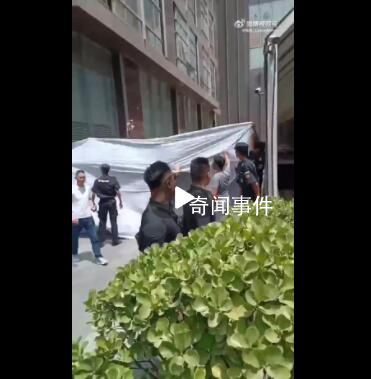 大批球迷在酒店门口等候梅西 主办方拉起帘子