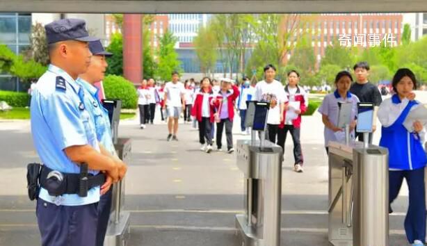 女儿高考 警爸警妈执勤