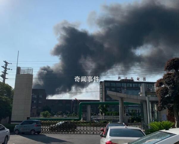 浙江一铁路旁工厂起火逼停列车 工厂起火导致其列车晚点102分钟