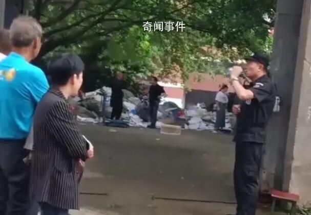 四川一中学不让学生带书离校售卖 校内1斤3毛校外6毛