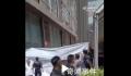 大批球迷在酒店门口等候梅西 主办方拉起帘子