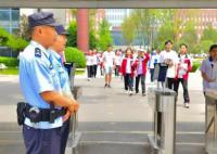 女儿高考 警爸警妈执勤