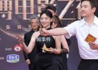 沈腾在红毯发彩票 几乎每个人都得到了一张彩票