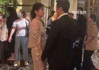吴京和贾静雯牵手热聊 动作亲昵令人大跌眼镜