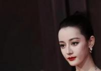 迪丽热巴红毯赶蚊子 网友直呼真是太可爱了
