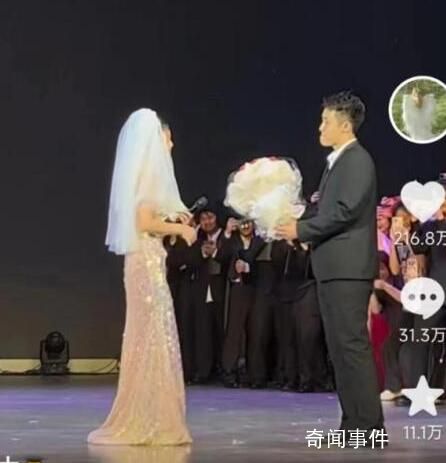 主持毕业晚会时被求婚是什么体验 女朋友既开心又意外