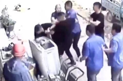 保安穿城管制服执法引争议 已被停职接受调查