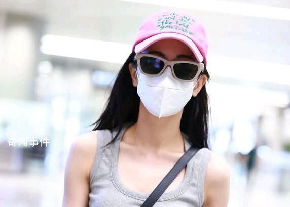 迪丽热巴的机场穿搭 引起网友热议