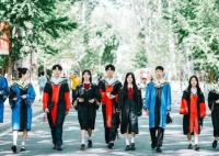 多所高校新版学位服亮相 你最喜欢哪所高校的学位服?