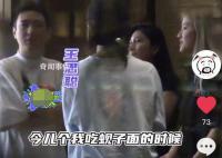 王思聪带仨美女去酒店 三人衣着流行时尚年轻亮丽