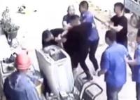 保安穿城管制服执法引争议 已被停职接受调查