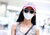 迪丽热巴的机场穿搭 引起网友热议