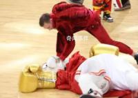 拳王现身NBA总决赛宣传止痛药 将迈阿密热火队吉祥物伯尼两拳打晕