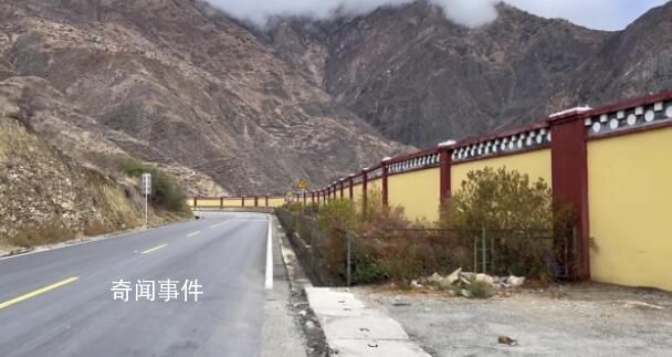 雪山景区国道旁修围墙 付费才可赏景
