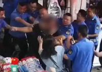 城管被指锁喉拖拽执法 官方回应