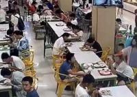 扣饭事件学院称不清楚女生精神状况 正在与学生和家长沟通