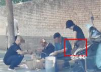 老人卖杏疑遭女子偷拿 偷老人水果的人已被抓获系团伙作案