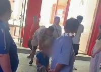 大爷摸女子屁股被逮自扇耳光求饶 路人：他摸了好几个