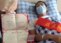 跳河救人小哥被奖8万 免费上大学