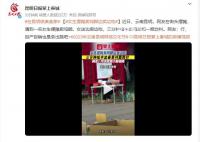 女生摆摊卖鸡脚边卖边吃 三分钟炫半盆鸡脚和一瓶饮料
