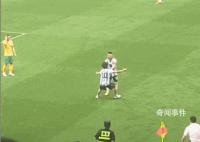 狂热球迷冲进场拥抱梅西被抬走 全网粉丝都表示非常羡慕