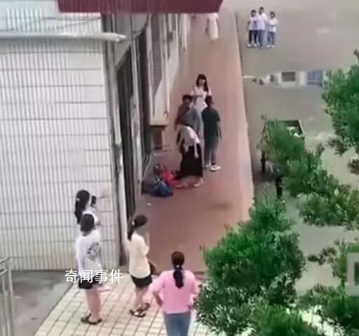 学校回应把学生百余份外卖扔垃圾桶 几个女生怯怯的在旁边看着