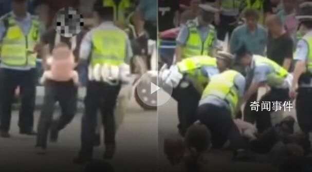抱婴儿男子被按在地 派出所回应