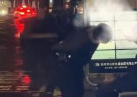 女子深夜当街被男子狂扇10多分钟 随后就录了视频报警